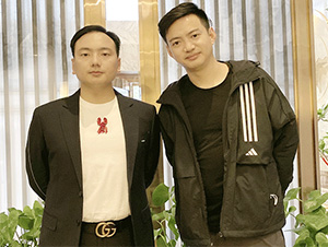 經(jīng)紀(jì)人陳星與海來(lái)阿木合影